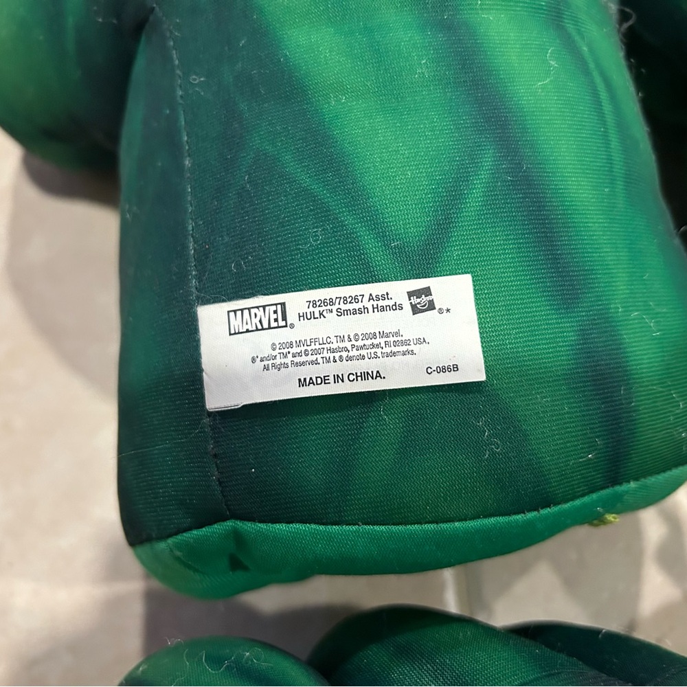 Hulk Smash Gloves with Sound - Picture 3 of 3